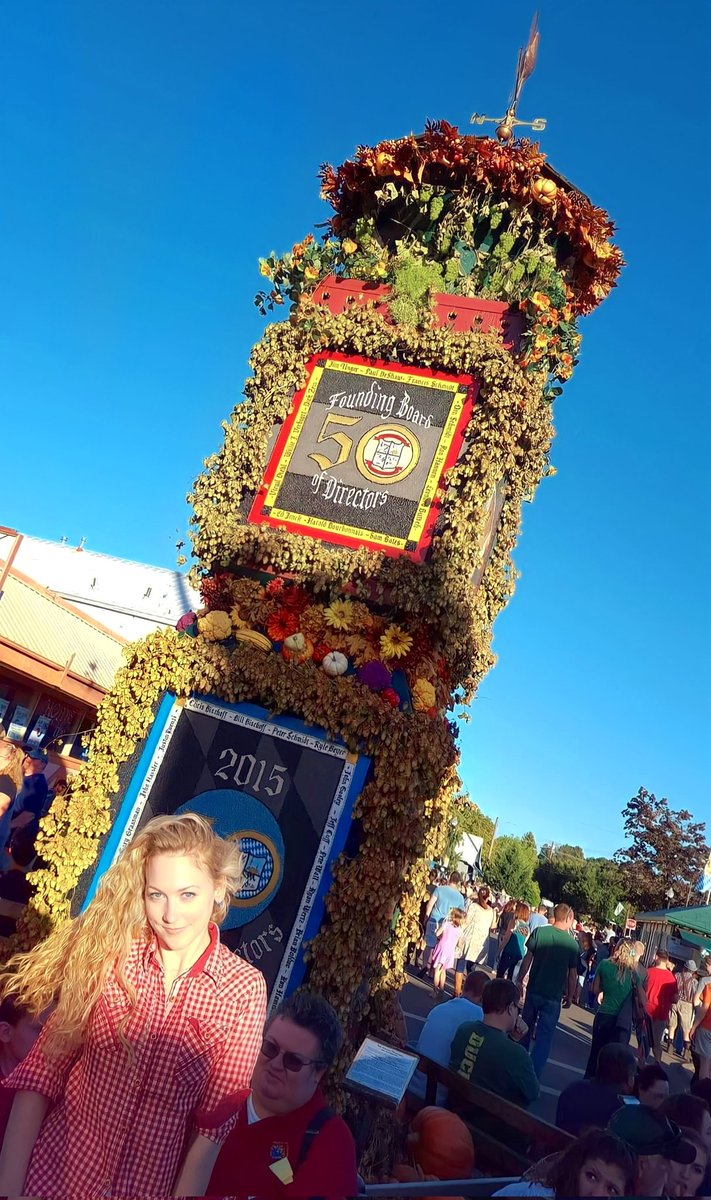 AlemanaPte's tweet photo. 🇺🇸🇩🇪 Hoy hace 7 añitos - #MountAngel #Oktoberfest 💙🤍❤️ encontrándome con la #CulturaAlemana por todo el mundo 🖤❤️💛 https://t.co/gIhFJ5mwNT