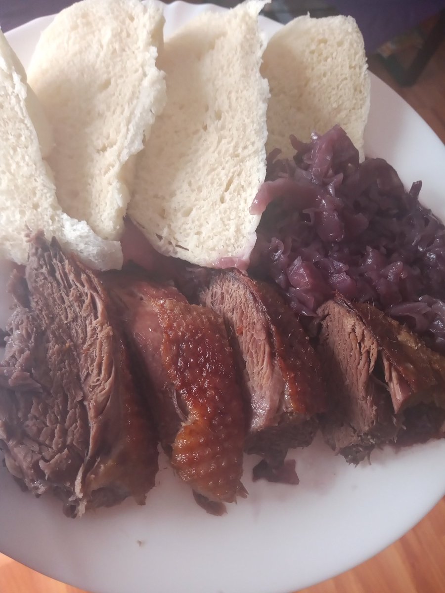 MAKA32165595's tweet photo. Pečená hus, kapusta na sladko a domáca knedľa. Náš nedeľný obed.
#fromgardentotable aj tá hus😅🤣
P S Keď budete kupovať od niekoho hus, tak sa nikdy nesťažujte na cenu, lebo je to makačka🙈🤣 https://t.co/9H8XinRsLB