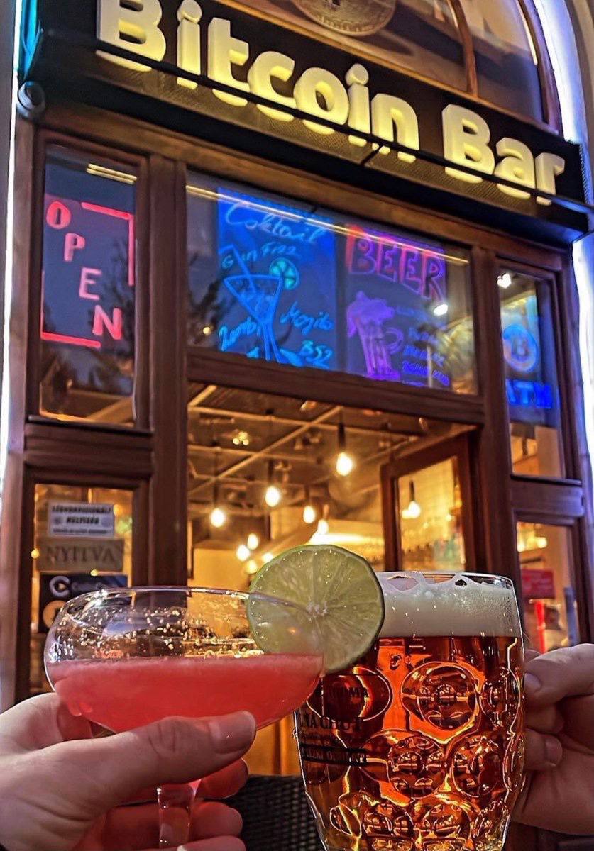 JJcoinMaster's tweet photo. #bitcoin bar in Hungary! Szurkol a jo! https://t.co/jRuGfX8VHH