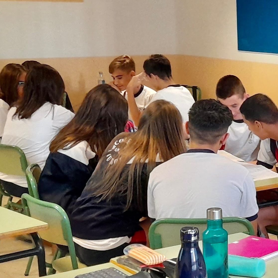 ColegioMSiurot's tweet photo. 👉🏼Así se trabaja el #métodocientífico en la materia de #Física y #Química en #3ºESO

👉🏼Con el uso de un #trabajoporexpertos 🧐 o #rompecabezas 🧩 de #Aronson ‼️

👉🏼Junto a un #productofinal #digital 🖥 y una #hetereoevaluación [#teladearaña ] 🕸✅

👉🏼Gracias profe @Tonirl19😎 https://t.co/Hw3L7LShAy