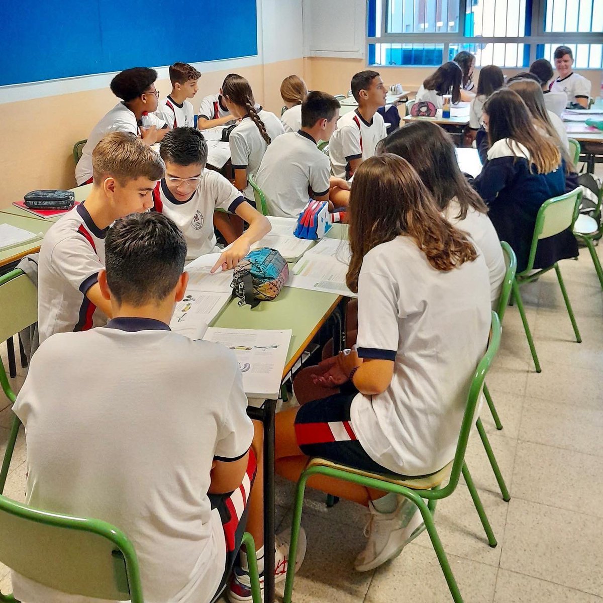 ColegioMSiurot's tweet photo. 👉🏼Así se trabaja el #métodocientífico en la materia de #Física y #Química en #3ºESO

👉🏼Con el uso de un #trabajoporexpertos 🧐 o #rompecabezas 🧩 de #Aronson ‼️

👉🏼Junto a un #productofinal #digital 🖥 y una #hetereoevaluación [#teladearaña ] 🕸✅

👉🏼Gracias profe @Tonirl19😎 https://t.co/Hw3L7LShAy