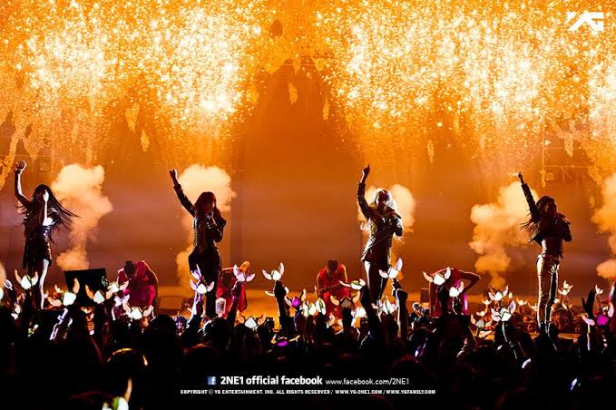 android_atin's tweet photo. When you're so used to watching concerts &amp; live performances of BIGBANG, 2NE1 &amp; iKON, your standards really become so high. Like you got to have that amount of stage presence, that command on stage, the best songs, the adlibs, that energy &amp; hype to make the crowd go loud &amp; crazy! https://t.co/KONbX76XVj