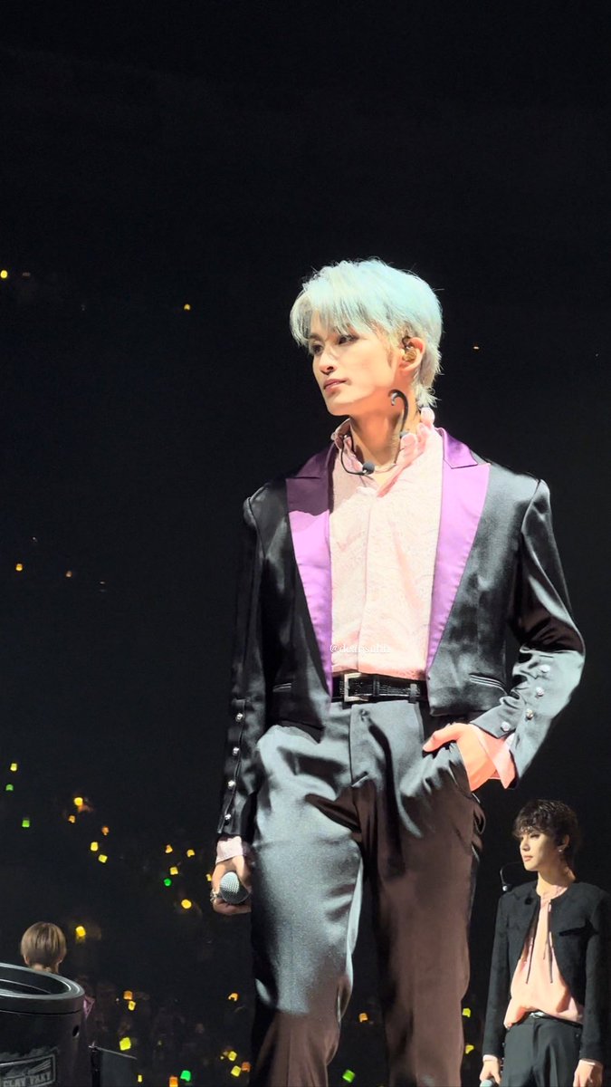 cry4lmk's tweet photo. he’s like a sculpture a perfect art https://t.co/6YI8JivZrb