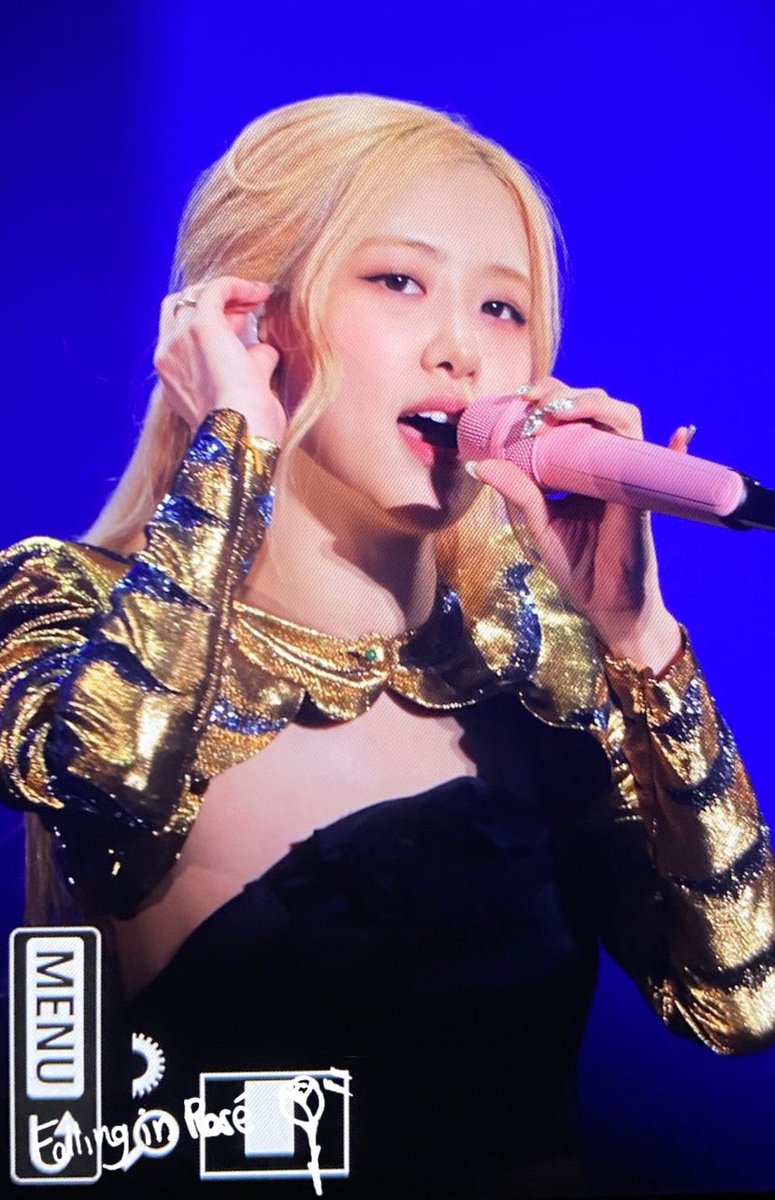 FALLING IN ROSÉ tweet media