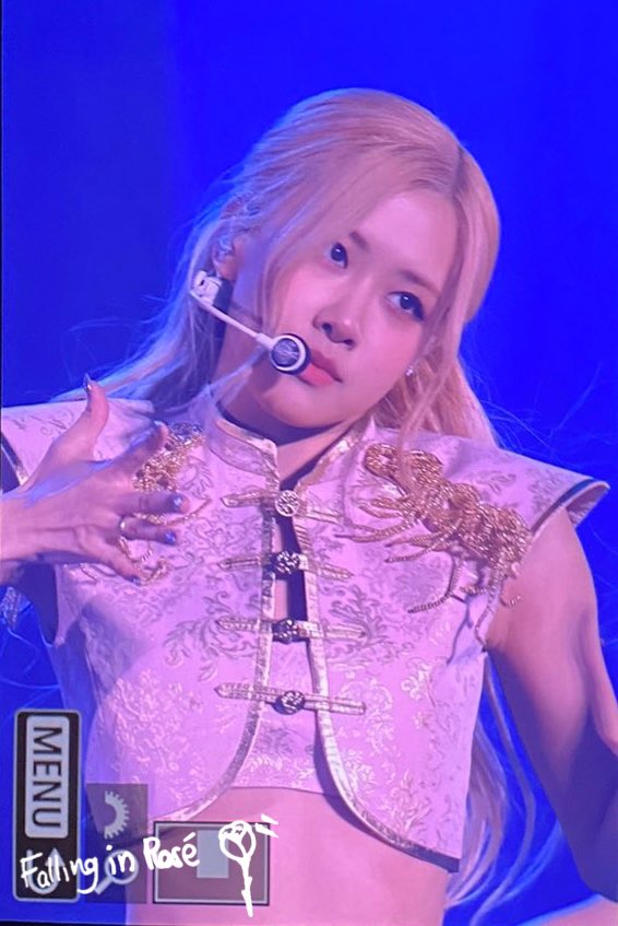 FALLING IN ROSÉ tweet media