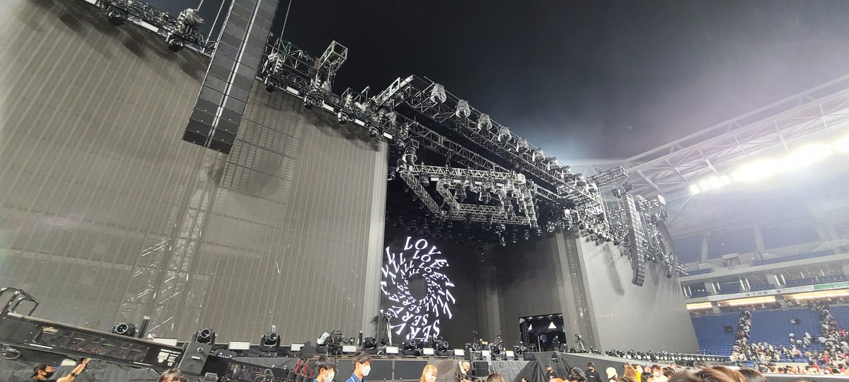 neruneruV's tweet photo. 終わった…ライブすごくよかった✨
ほんとにすごい才能。音楽の神様から選ばれた人だと思う。
新曲だけ「撮ってええで」とスマホタイムありー🎶
モニターが凹型の角が曲線の横1枚モノででデカいっ!!
#greace #藤井風 #藤井風スタジアムライブ https://t.co/3vRBxpiye7