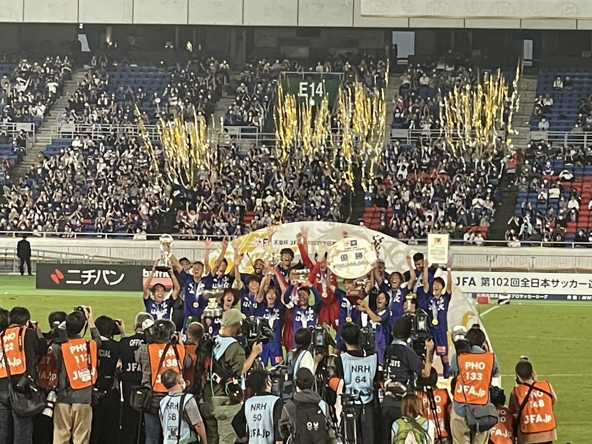 shun_8950's tweet photo. こんないい席で鹿島以外の試合を観るなんて罰ゲームかと思ってたけどいい試合で見に行ってよかったと思った。
ヴァンフォーレ甲府優勝おめでとう！

＃天皇杯決勝 https://t.co/10255avIqF
