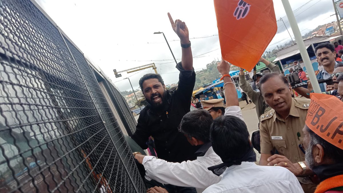 BJP4TheNilgiris's tweet photo. இந்துக்களை இழிவாக பேசிய ஆபாச நாயகன் ஆண்டிமுத்து ராசா @dmk_raja அவர்களை கண்டித்து கைது செய்ய கோரி, இன்று உதகையில் ஆர்ப்பாட்டத்தில் ஈடுபட்ட நமது தாமரை சொந்தங்களை கைது செய்த போது நடந்த நிகழ்வு
#ArrestRaja #DMKFailsTN #ஆபாச_ராசா
@BJP4TamilNadu @annamalai_k https://t.co/ihEV7E9Hlp