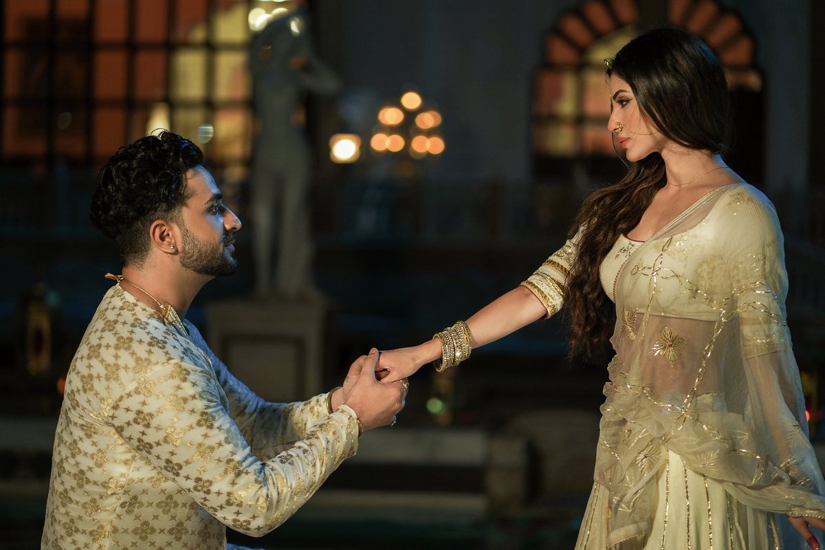 VYRLOriginals's tweet photo. This jodi still gives us butterflies…😍🦋
@AlyGoni @Roymouni
#VYRLPunjabi #Jodaa #AlyGoni #MouniRoy #AfsanaKhan #Mouly #WeekendVibe #SundayVibes https://t.co/l3DGMfExaL