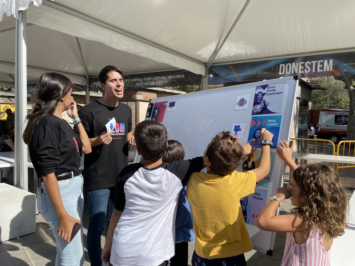 vlciconnect's tweet photo. 🤖 👧 ¡El #VLCStartupMarket es para todos los públicos!
 
Los y las más peques aprenden de ciencia y tecnología con los talleres que tenemos preparados. Además, tienen la oportunidad de descubrir a referentes #DoneStem

¡Qué mejor que aprender jugando! https://t.co/4KXVtK6GYK