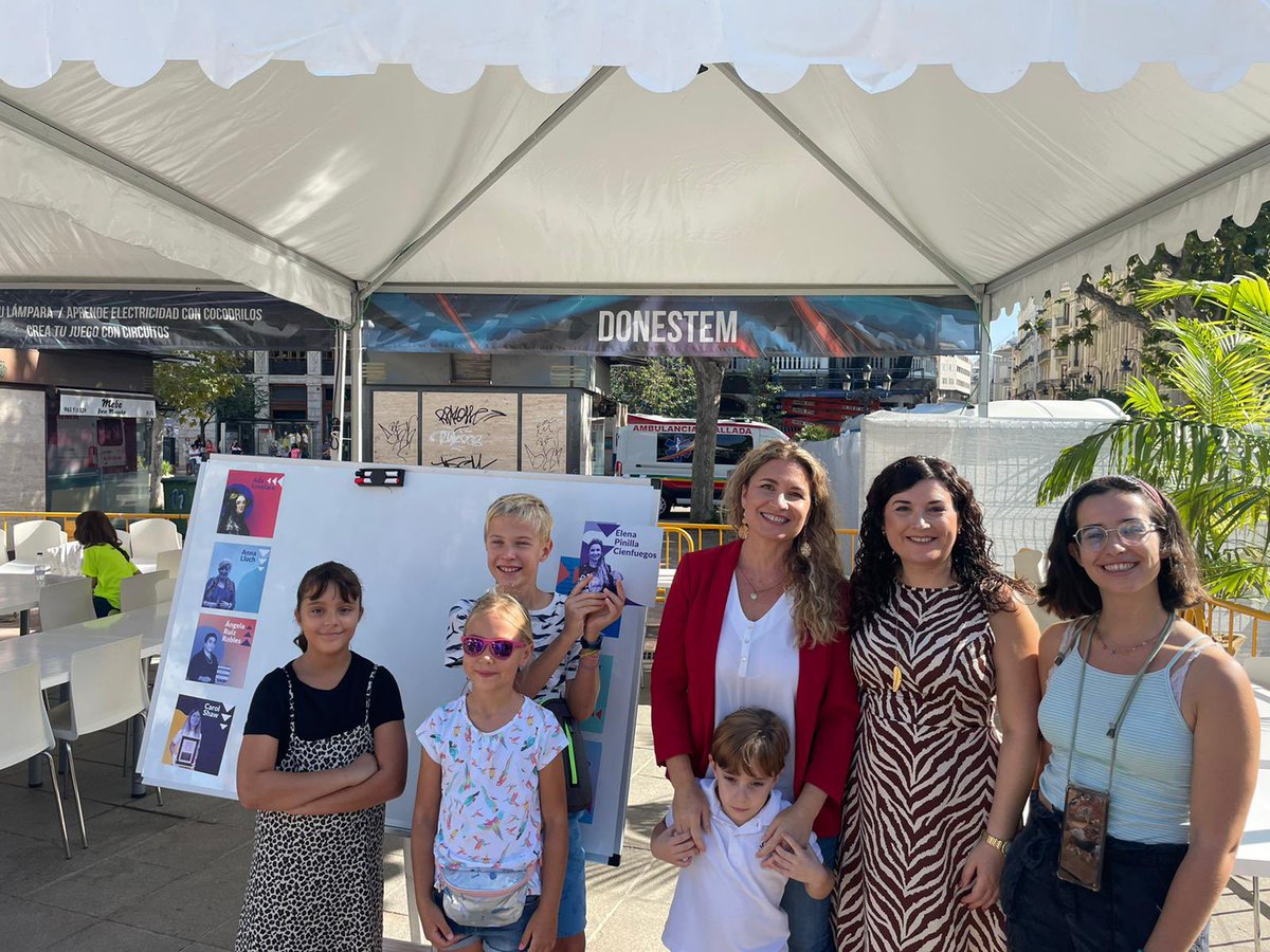 vlciconnect's tweet photo. 🤖 👧 ¡El #VLCStartupMarket es para todos los públicos!
 
Los y las más peques aprenden de ciencia y tecnología con los talleres que tenemos preparados. Además, tienen la oportunidad de descubrir a referentes #DoneStem

¡Qué mejor que aprender jugando! https://t.co/4KXVtK6GYK