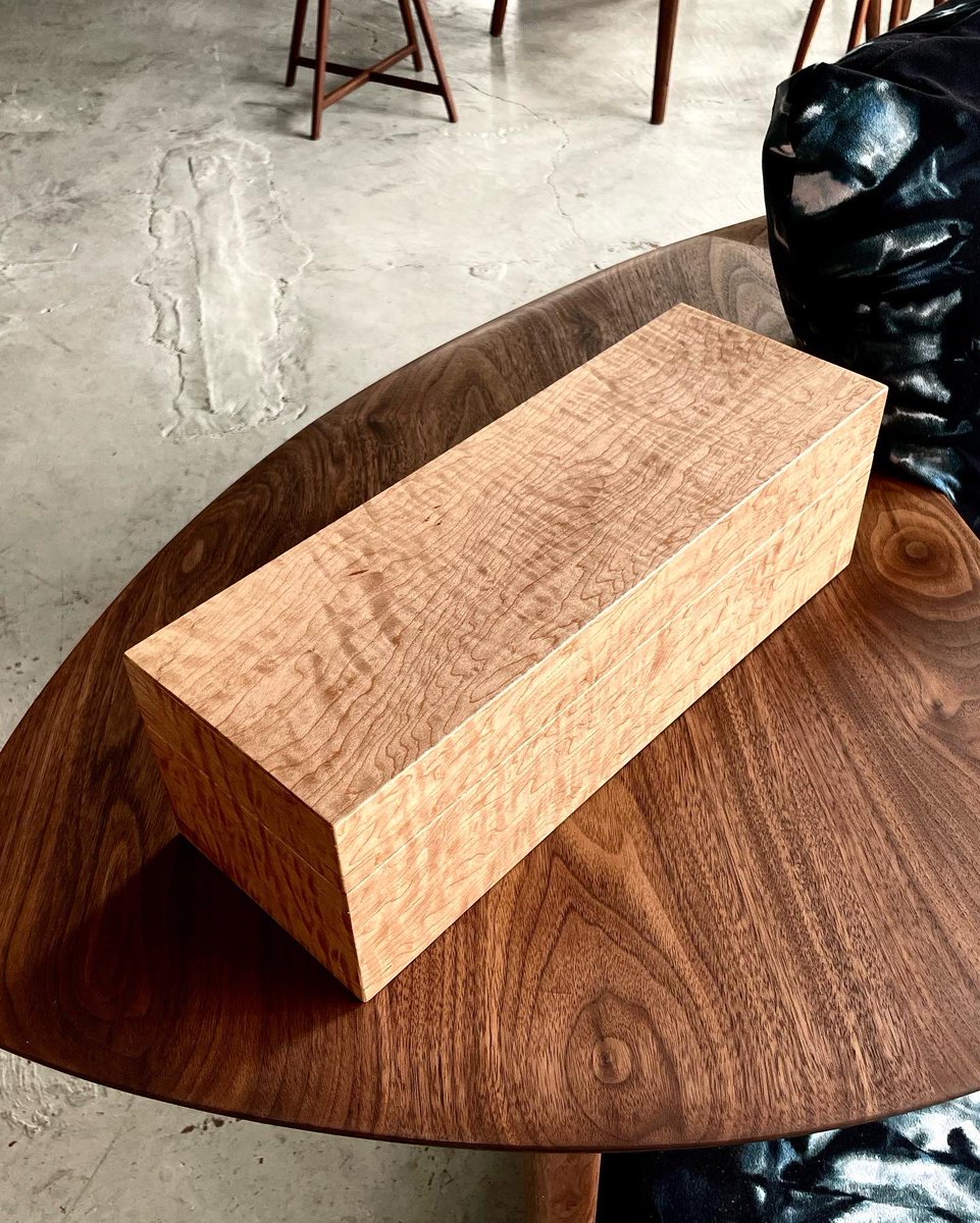 CaseKoma's tweet photo. 【楓縮み杢の時計ケース】

見る角度によって表情が変わる楓の縮み杢。
シンプルな形状がより木目の美しさを際立たせています。
亀井

#handmade #woodworks #KOMA #KOMAshop #時計ケース　#高級時計ケース　#腕時計ケース #時計ケース高級  #プレゼント  #ジュエリーケース #jewelrycase  #楓　#杢 https://t.co/d3sdho5CwW