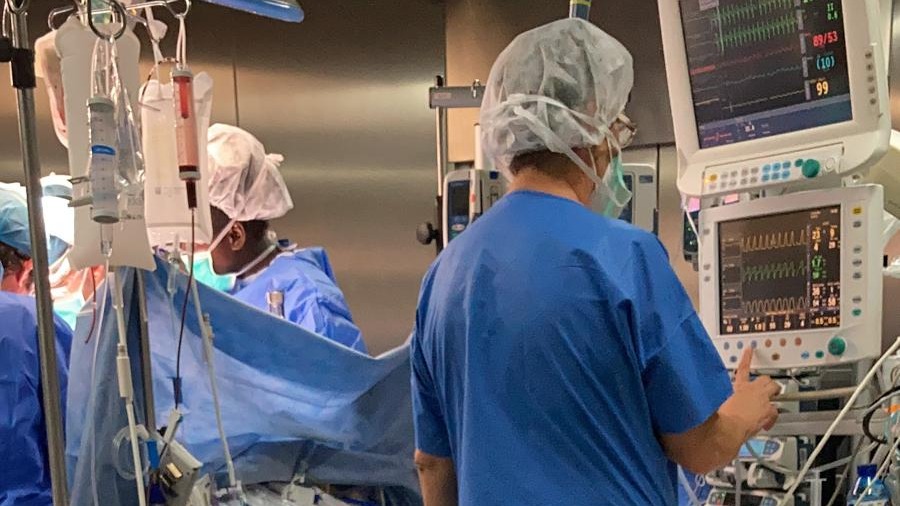 vallhebron's tweet photo. Els anestesiòlegs estan sempre al costat dels pacients durant tot el procés perioperatori, aportant, amb seguretat, el coneixement i expertesa necessaris, dins i fora de quiròfan, en les unitats de reanimació i en les de dolor, agut i crònic. Gràcies! #DiaMundialAnestesiologia https://t.co/F43xzdAJTA
