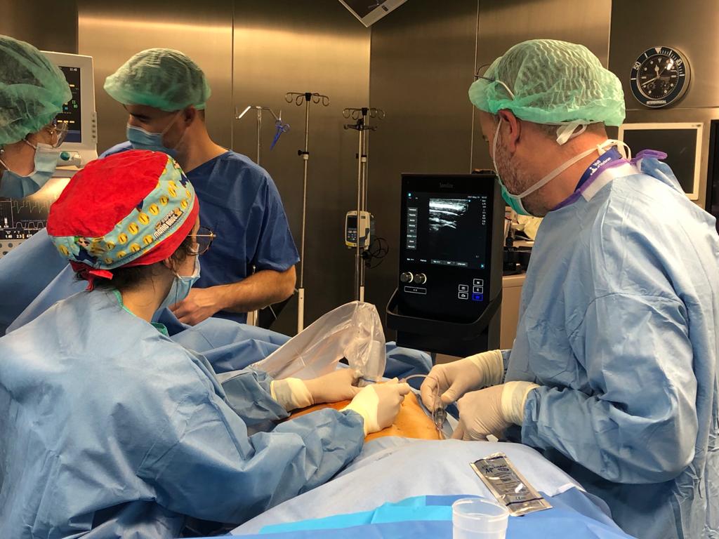 vallhebron's tweet photo. Els anestesiòlegs estan sempre al costat dels pacients durant tot el procés perioperatori, aportant, amb seguretat, el coneixement i expertesa necessaris, dins i fora de quiròfan, en les unitats de reanimació i en les de dolor, agut i crònic. Gràcies! #DiaMundialAnestesiologia https://t.co/F43xzdAJTA