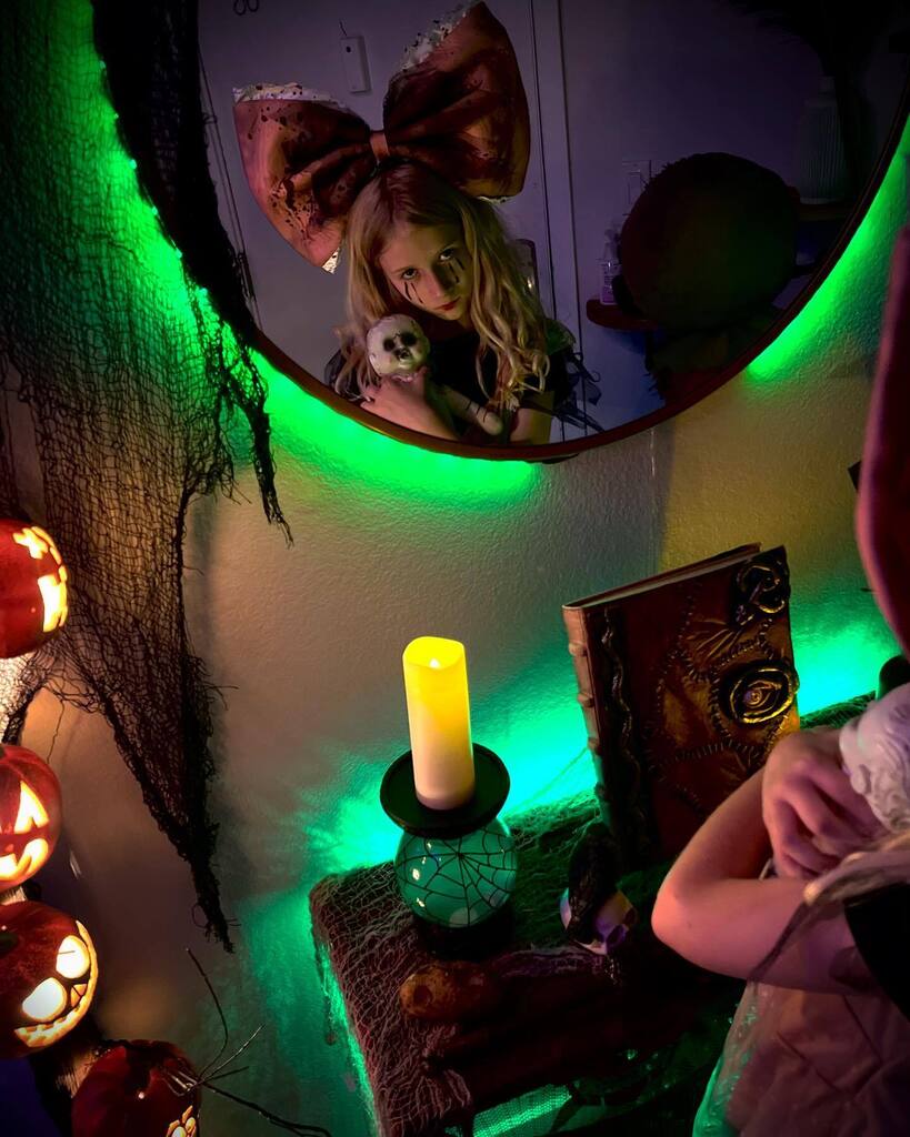 ShayPhox's tweet photo. @korainez  has a real life #wendsdayaddams https://t.co/3yUSWchVAo https://t.co/v6mpvgJdhn
