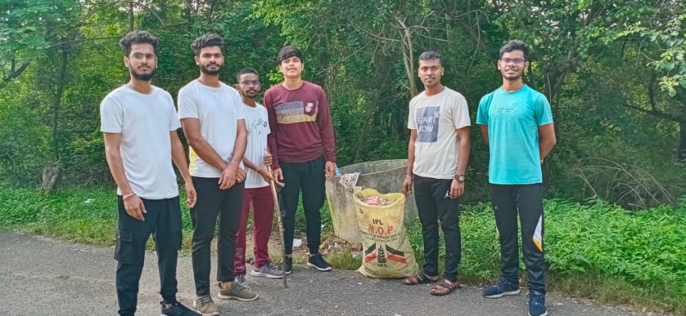 PujaEkka4's tweet photo. #cleanIndia2.0 Campaign.
All the NSS Volenteers of Guru Ghasidas Vishwavidyalay has been participated for this initiative work. 
@YASMinistry @askabir_ @nssggcuCG @_NSSIndia @NssChhattisgarh @rd_nss @NSS_Forensicggv https://t.co/83MMY46UVA