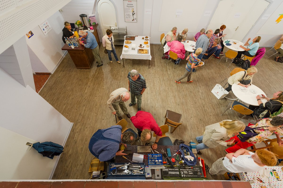 Zukunftsvision: #reparaturcafés schaffen sich selbst ab – weil #reparieren wieder #alltagspraxis wird &amp; Gegenstände zuhause mit handelsüblichen Werkzeugen reparierbar sind, weil #reparaturen bezahlbare Dienstleistungen werden, weil Produkte langlebiger werden. #repini #repairday