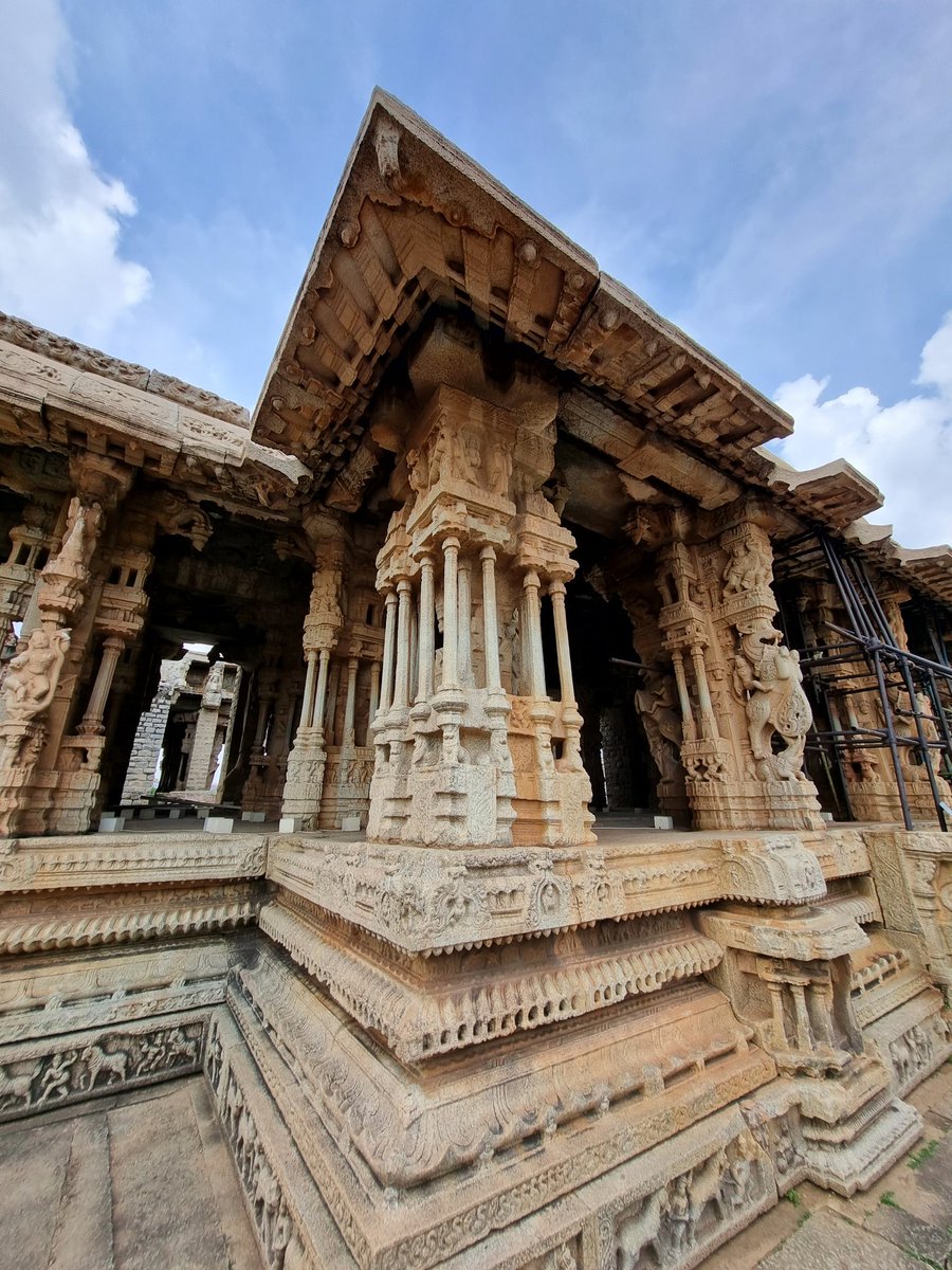 mallu_goudar's tweet photo. ವಿಜಯನಗರ ಸಾಮ್ರಾಜ್ಯದ ಕಾಲದಲ್ಲಿನ ದೇವಾಲಯಗಳ ವಾಸ್ತುಶಿಲ್ಪ ಅದ್ಭುತವಾದದ್ದು....ನಿನ್ನೆ ಹಂಪಿಯ ವಿಜಯ ವಿಠ್ಠಲ ಮಂದಿರಕ್ಕೆ ಭೇಟಿ ಕೊಟ್ಟಾಗ....ಪ್ರಸಿದ್ಧ ಕಲ್ಲಿನ ರಥ, ಸಂಗೀತ ಸ್ಥಂಭಗಳ ಮಂಟಪ, ದೇವಾಲಯದ ಗೋಪುರ, ಗೆಜ್ಜಲ ಮಂಟಪಗಳ ಚಿತ್ರಣ ಕಂಡದ್ದು ಹೀಗೆ...... 🚩🙌🏻 #ಹಂಪಿ #hampi #Vijayanagara #vijayavittalamand #Hospet https://t.co/SYbgbbBbgI
