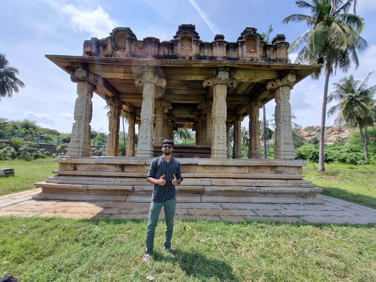 mallu_goudar's tweet photo. ವಿಜಯನಗರ ಸಾಮ್ರಾಜ್ಯದ ಕಾಲದಲ್ಲಿನ ದೇವಾಲಯಗಳ ವಾಸ್ತುಶಿಲ್ಪ ಅದ್ಭುತವಾದದ್ದು....ನಿನ್ನೆ ಹಂಪಿಯ ವಿಜಯ ವಿಠ್ಠಲ ಮಂದಿರಕ್ಕೆ ಭೇಟಿ ಕೊಟ್ಟಾಗ....ಪ್ರಸಿದ್ಧ ಕಲ್ಲಿನ ರಥ, ಸಂಗೀತ ಸ್ಥಂಭಗಳ ಮಂಟಪ, ದೇವಾಲಯದ ಗೋಪುರ, ಗೆಜ್ಜಲ ಮಂಟಪಗಳ ಚಿತ್ರಣ ಕಂಡದ್ದು ಹೀಗೆ...... 🚩🙌🏻 #ಹಂಪಿ #hampi #Vijayanagara #vijayavittalamand #Hospet https://t.co/SYbgbbBbgI