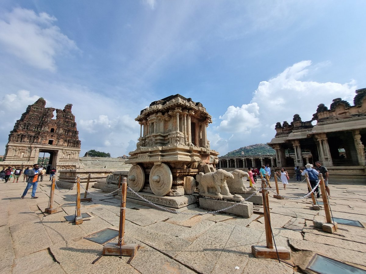 mallu_goudar's tweet photo. ವಿಜಯನಗರ ಸಾಮ್ರಾಜ್ಯದ ಕಾಲದಲ್ಲಿನ ದೇವಾಲಯಗಳ ವಾಸ್ತುಶಿಲ್ಪ ಅದ್ಭುತವಾದದ್ದು....ನಿನ್ನೆ ಹಂಪಿಯ ವಿಜಯ ವಿಠ್ಠಲ ಮಂದಿರಕ್ಕೆ ಭೇಟಿ ಕೊಟ್ಟಾಗ....ಪ್ರಸಿದ್ಧ ಕಲ್ಲಿನ ರಥ, ಸಂಗೀತ ಸ್ಥಂಭಗಳ ಮಂಟಪ, ದೇವಾಲಯದ ಗೋಪುರ, ಗೆಜ್ಜಲ ಮಂಟಪಗಳ ಚಿತ್ರಣ ಕಂಡದ್ದು ಹೀಗೆ...... 🚩🙌🏻 #ಹಂಪಿ #hampi #Vijayanagara #vijayavittalamand #Hospet https://t.co/SYbgbbBbgI