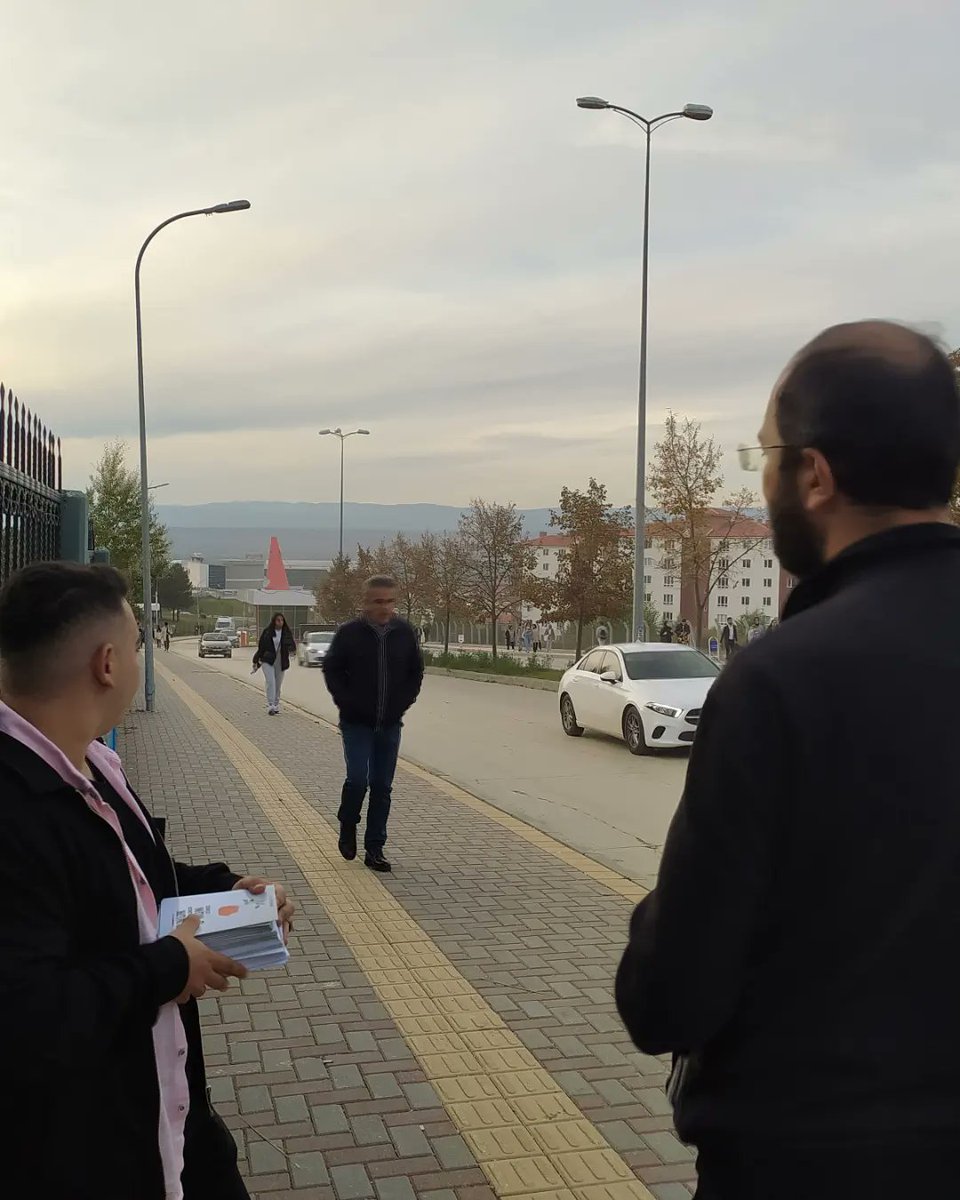 kastamonu_agd's tweet image. 📍 Üniversite Komisyonu 
Mevlidi Nebi haftası dolayısıyla Kastamonu Üniversitesi Ana Kampüs girişinde &quot;O&apos;nun yolunda O&apos;nun izinde&quot; kitapçıkları dağıtıldı