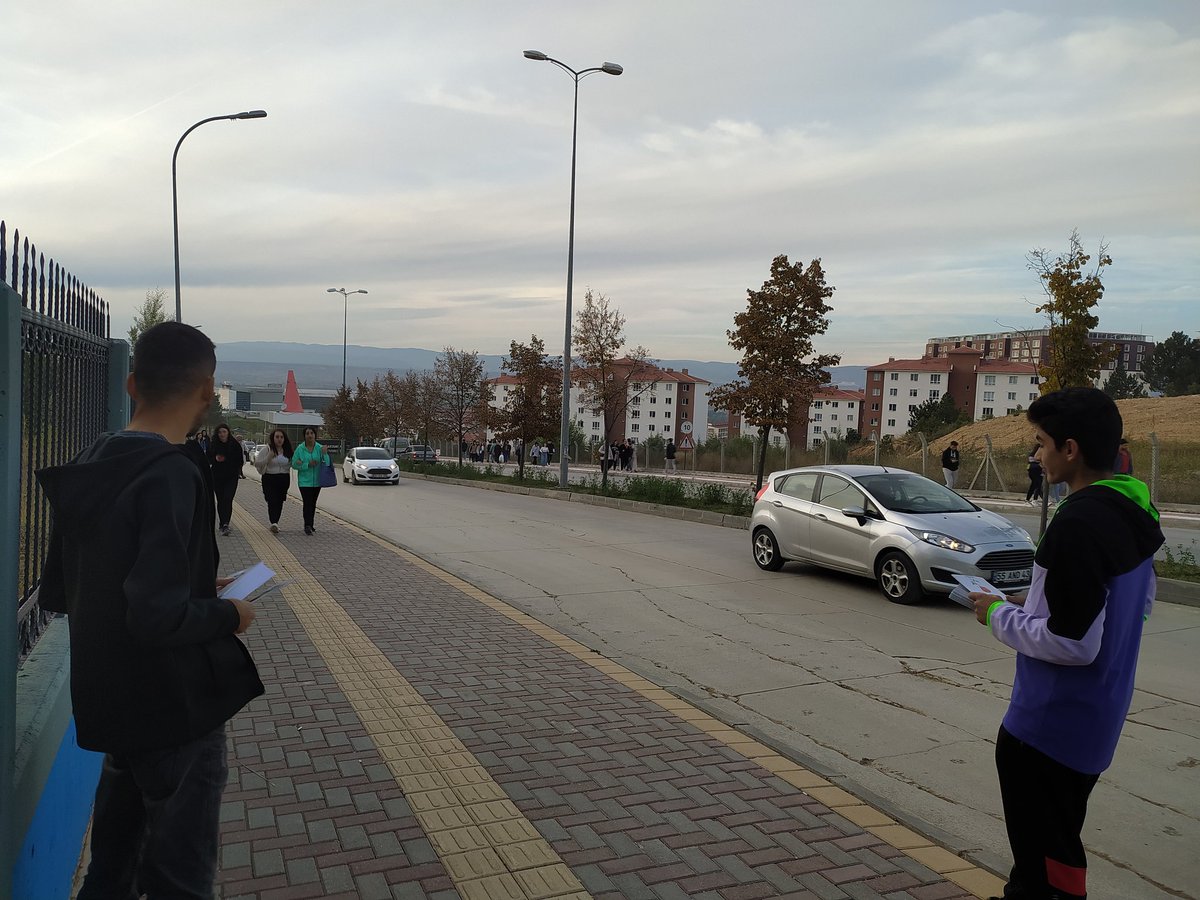 📍 Üniversite Komisyonu Mevlidi Nebi haftası dolayısıyla Kastamonu Üniversitesi Ana Kampüs girişinde 'O'nun yolunda O'nun izinde' kitapçıkları dağıtıldı