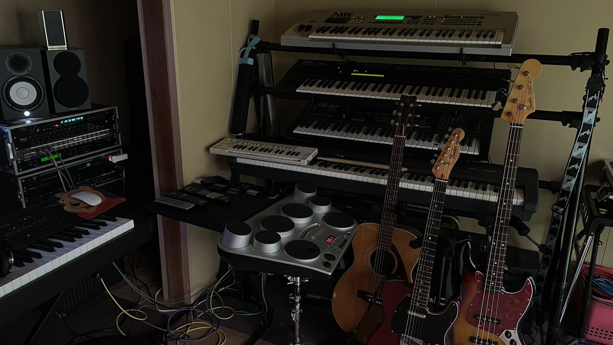 toto_sour's tweet photo. 小学生の時にFGギターを譲り受けてから、YAMAHAフリーク。子供も手が離れたのでもう一度音楽活動にのめり込むためにあれやこれやと試行錯誤の上、漸くセッティング完了!HS5モニターは音像が凄い! #macbookair #cubaseAI #UR22C #S70XS #MO6 #DX7Ⅱ #FG250 #DD65 #NSBP200 #ヤマハマイスタジオ https://t.co/RNyPgbzkRa