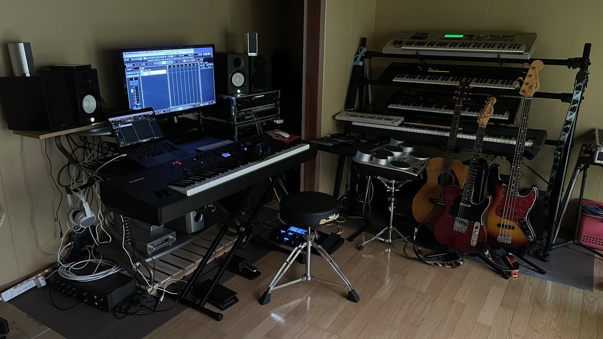 toto_sour's tweet photo. 小学生の時にFGギターを譲り受けてから、YAMAHAフリーク。子供も手が離れたのでもう一度音楽活動にのめり込むためにあれやこれやと試行錯誤の上、漸くセッティング完了!HS5モニターは音像が凄い! #macbookair #cubaseAI #UR22C #S70XS #MO6 #DX7Ⅱ #FG250 #DD65 #NSBP200 #ヤマハマイスタジオ https://t.co/RNyPgbzkRa