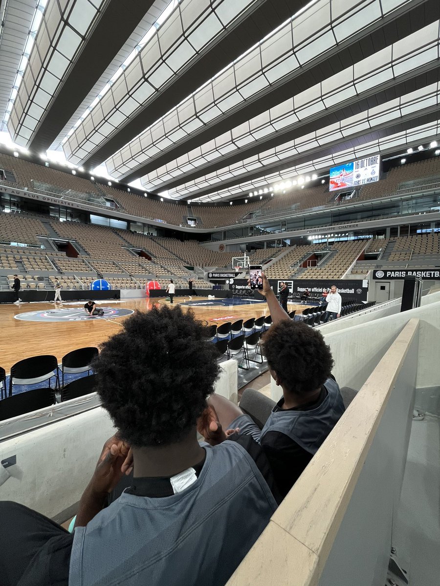 ParisBasketball's tweet photo. 🚨 JEU CONCOURS 🚨

Tu as DÉJÀ ta place pour le match mais tu veux être UPGRADE et regarder le match sur un canapé en bord terrain posé comme Mo et Killian ? 

RT ce tweet pour tenter ta chance 🍀

Deux places à gagner 👀

Tirage au sort à 14h ⏳ https://t.co/TQ076Vq4QW