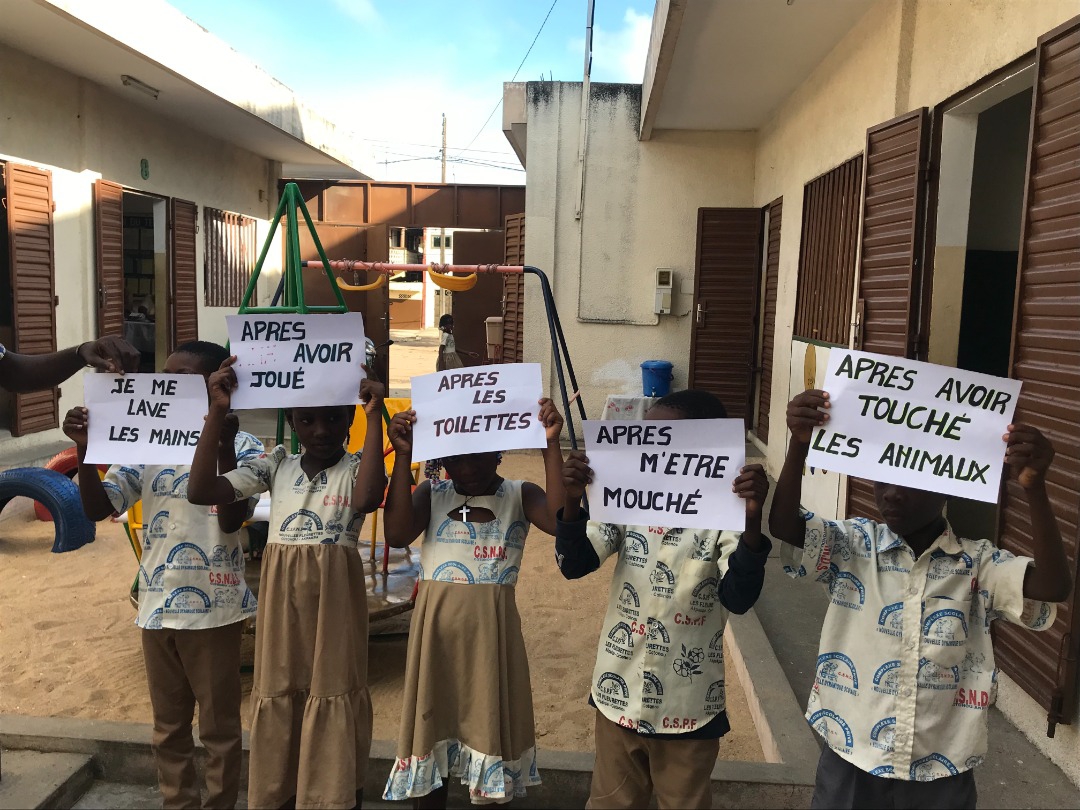 jvebenin_ong's tweet photo. Le 15 octobre est la journée internationale du lavage de main.
@JVEVENIN a été au contact des élèves pour leur rappeler l'importance du lavage des mains. Ces enfants s'engagent à devenir de vrai ambassadeur.... #pseau @pseau https://t.co/9c1jc4dH9B