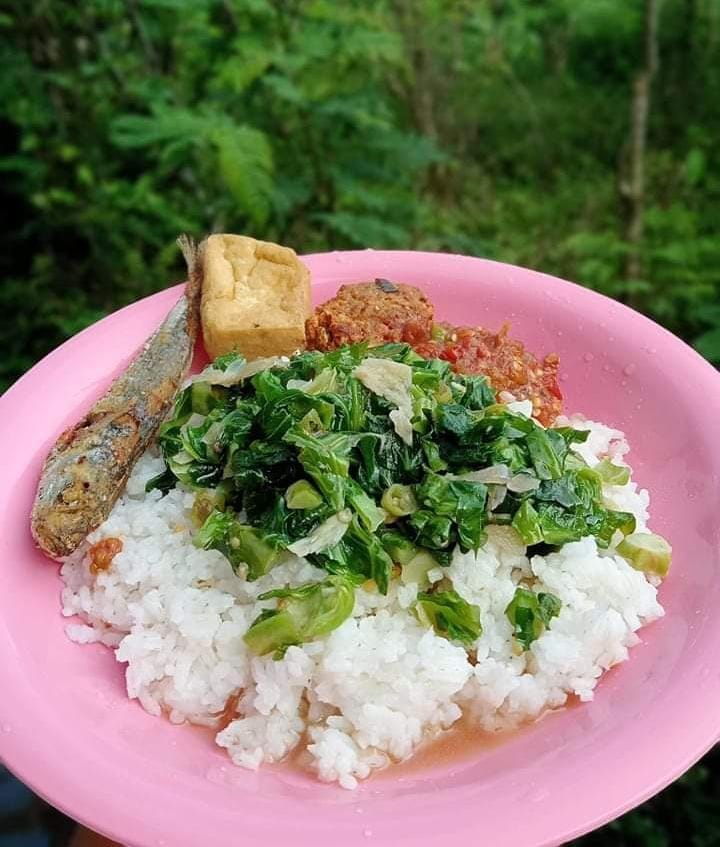 basitgaul's tweet photo. Makan dengan menu lengkap, perpaduan ikan, tahu dengan sayur mayur.

#HariPanganDunia
#Indonesia https://t.co/E5uEILUDXE