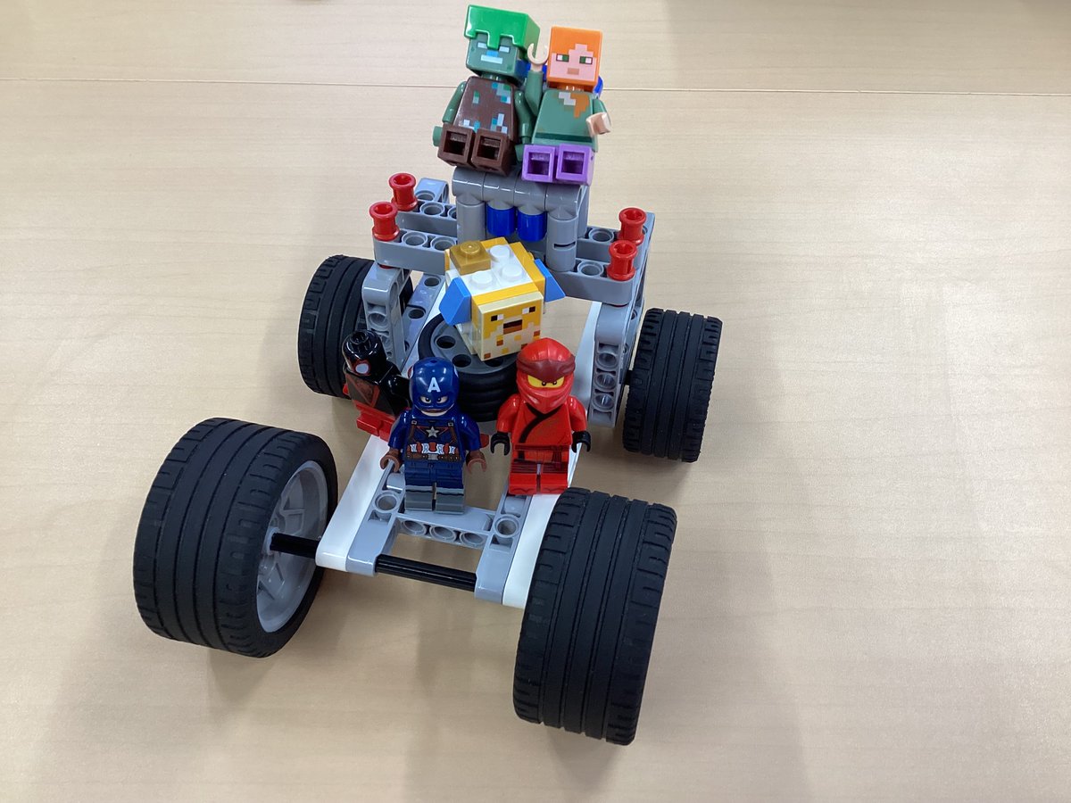 ProgLab_Hoden's tweet image. 【プレビギナー】

宝殿校でもプレビギナーコースがはじまりました✨
今週は車を作り、車輪とシャフトについて学びました🚙

こちらの生徒さんは高さを変えて椅子をつくりたくさんのフィギュアがのれる車をつくってくれました！！
＃プログラボ　＃プログラボ宝殿校