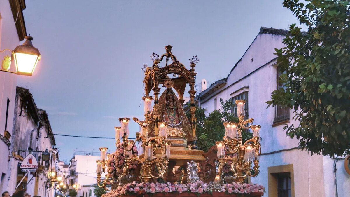 diariodejerez's tweet photo. Rosario de la Yedra por las calles de San Miguel https://t.co/t5lLq8YWAt https://t.co/J9vKimgzKt