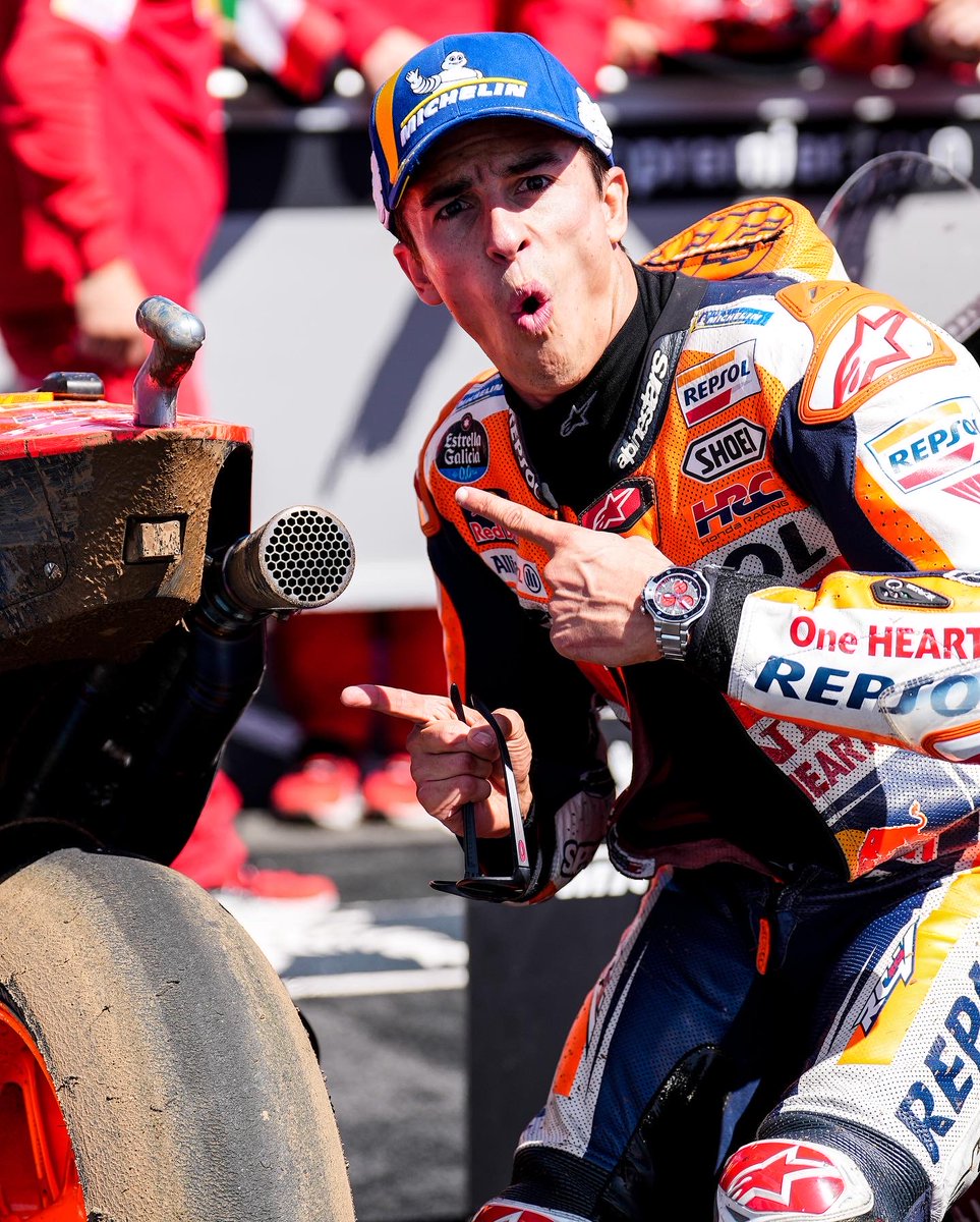 marcmarquez93's tweet photo. 🏆 P2 y 100 podiums en @MotoGP!! 
Buena carrera!! Hacía mucho tiempo que no disfrutaba una carrera de esta manera. Contentos por estar en la lucha por la victoria hasta el final. Está siendo un camino duro pero nos da fuerzas para seguir trabajando. Con ganas de más!

#MM93 https://t.co/h4n4xWuLHC