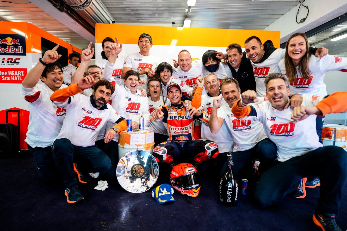 marcmarquez93's tweet photo. 🏆 P2 y 100 podiums en @MotoGP!! 
Buena carrera!! Hacía mucho tiempo que no disfrutaba una carrera de esta manera. Contentos por estar en la lucha por la victoria hasta el final. Está siendo un camino duro pero nos da fuerzas para seguir trabajando. Con ganas de más!

#MM93 https://t.co/h4n4xWuLHC