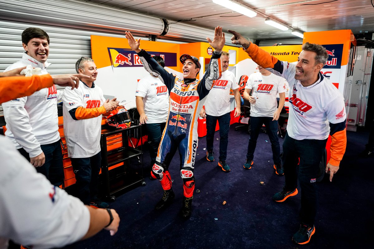 marcmarquez93's tweet photo. 🏆 P2 y 100 podiums en @MotoGP!! 
Buena carrera!! Hacía mucho tiempo que no disfrutaba una carrera de esta manera. Contentos por estar en la lucha por la victoria hasta el final. Está siendo un camino duro pero nos da fuerzas para seguir trabajando. Con ganas de más!

#MM93 https://t.co/h4n4xWuLHC