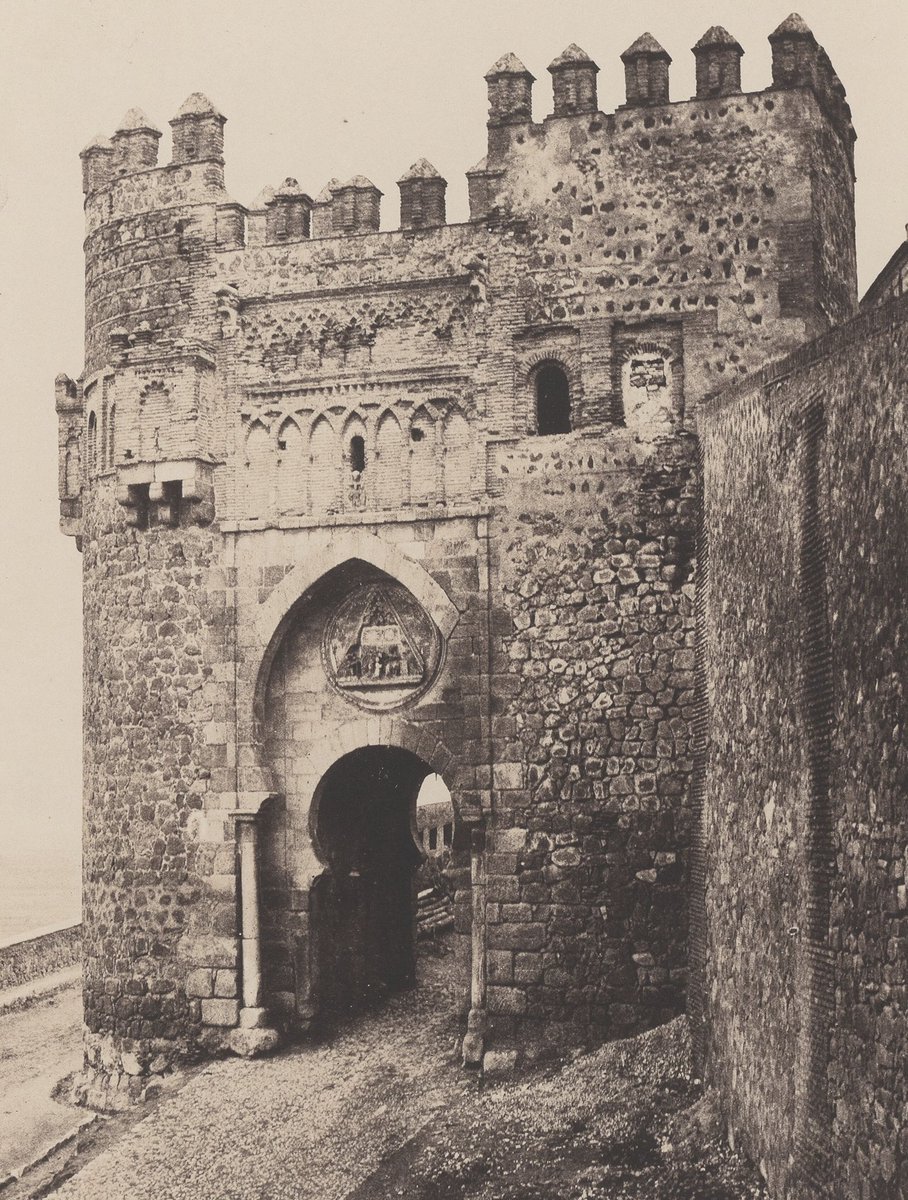Una de las fotografías más antiguas jamás tomadas en Toledo es esta vista de la Puerta del Sol en 1852. Paraos a pensarlo… ¡1852!
Se trata de un calotipo obtenido por el irlandés Edward King Tenison. #Toledo #Castilla
