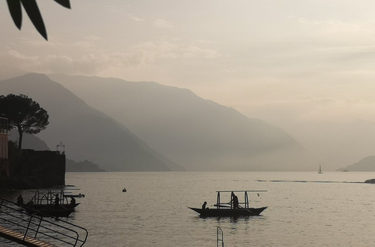 f_gilbey's tweet photo. Buona Domenica! Gentle sunset on Lake Como yesterday... #buonadomenica #LakeComo #italianlakes #sunsets #aperitivi #varenna #italy #traditionalboats #lakescene #lagodicomo #HappySunday https://t.co/QrmKV5falH