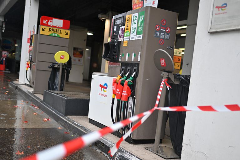 AL24Francais's tweet photo. #Une grève continue de #priver la #France en #carburants #manifestation #contre la #vie chère s'annonce #dimanche à #Paris https://t.co/m1Y16saXQv