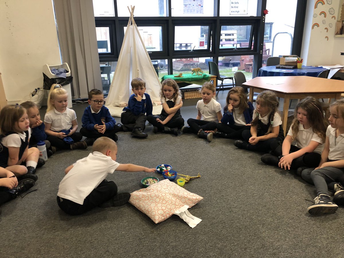 Cuiken_Primary's tweet photo. Learning about the senses in P1! We had to describe the items in the middle of the circle using our best adjectives 💙 https://t.co/x5B1f9uZ2p