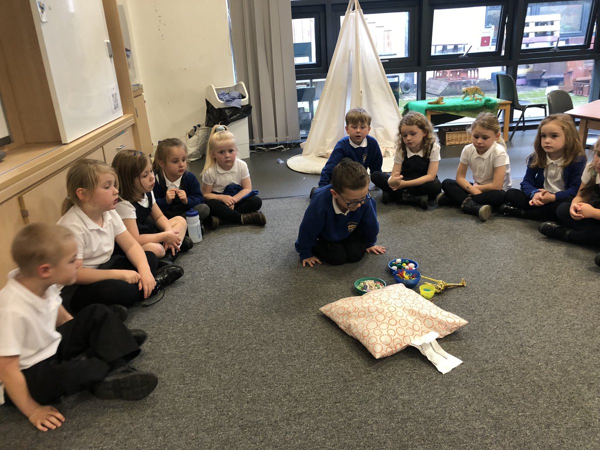 Cuiken_Primary's tweet photo. Learning about the senses in P1! We had to describe the items in the middle of the circle using our best adjectives 💙 https://t.co/x5B1f9uZ2p