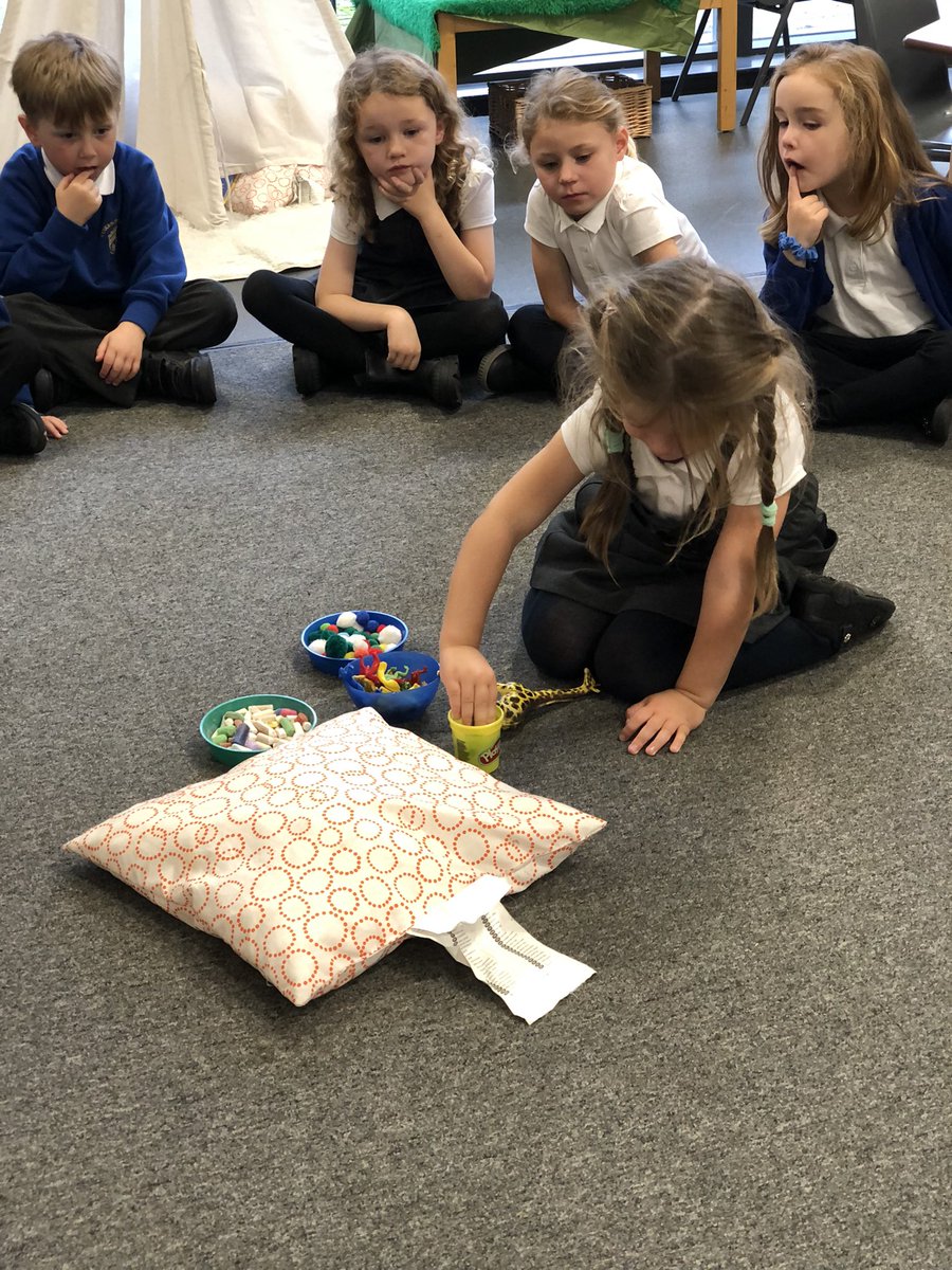 Cuiken_Primary's tweet photo. Learning about the senses in P1! We had to describe the items in the middle of the circle using our best adjectives 💙 https://t.co/x5B1f9uZ2p