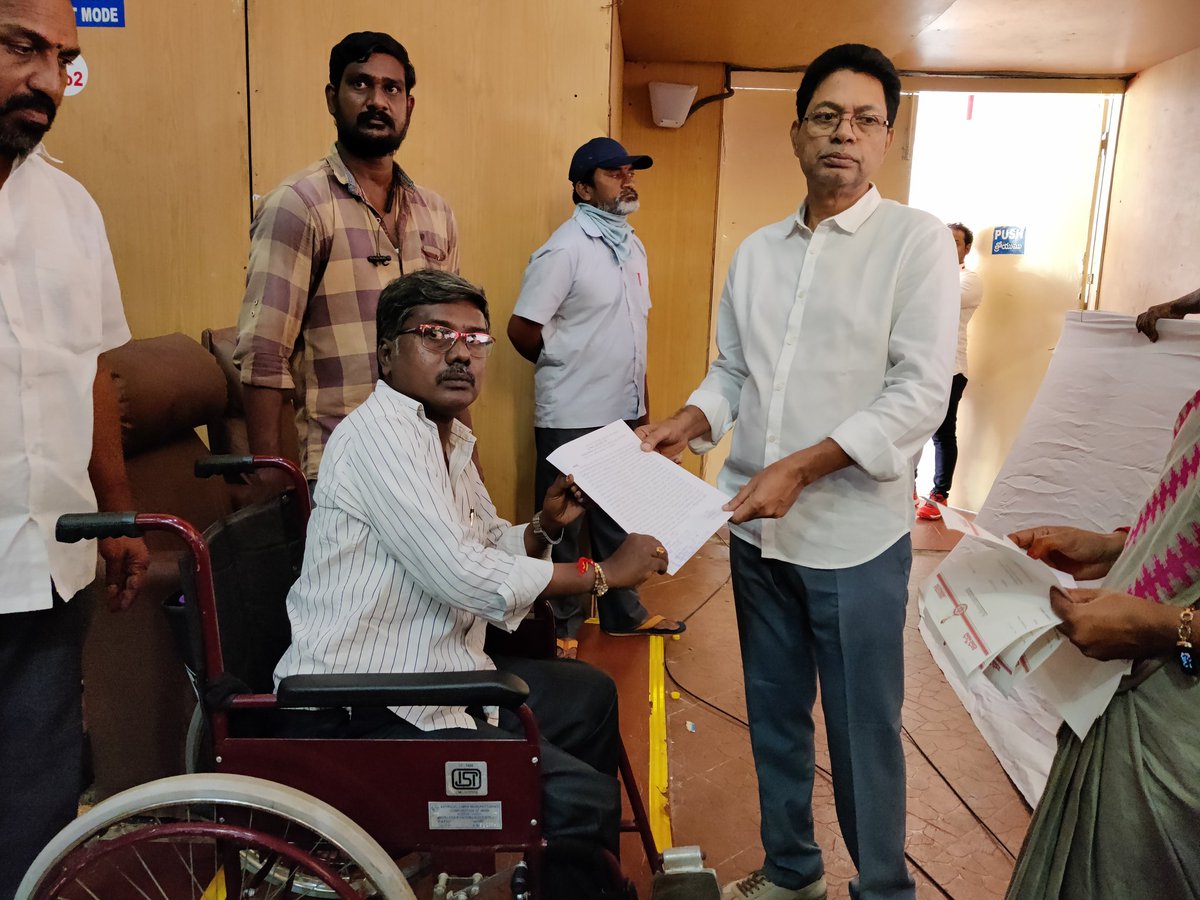 JSPShatagniTeam's tweet photo. వివిధ సమస్యలపై @JanaSenaParty జనవాణి కార్యక్రమంలో జనసేన దృష్టికి తీసుకొచ్చిన ఉత్తరాంధ్ర ప్రజలు.

#JanaVaniJanaSenaBharosa https://t.co/K22fTHaxdP