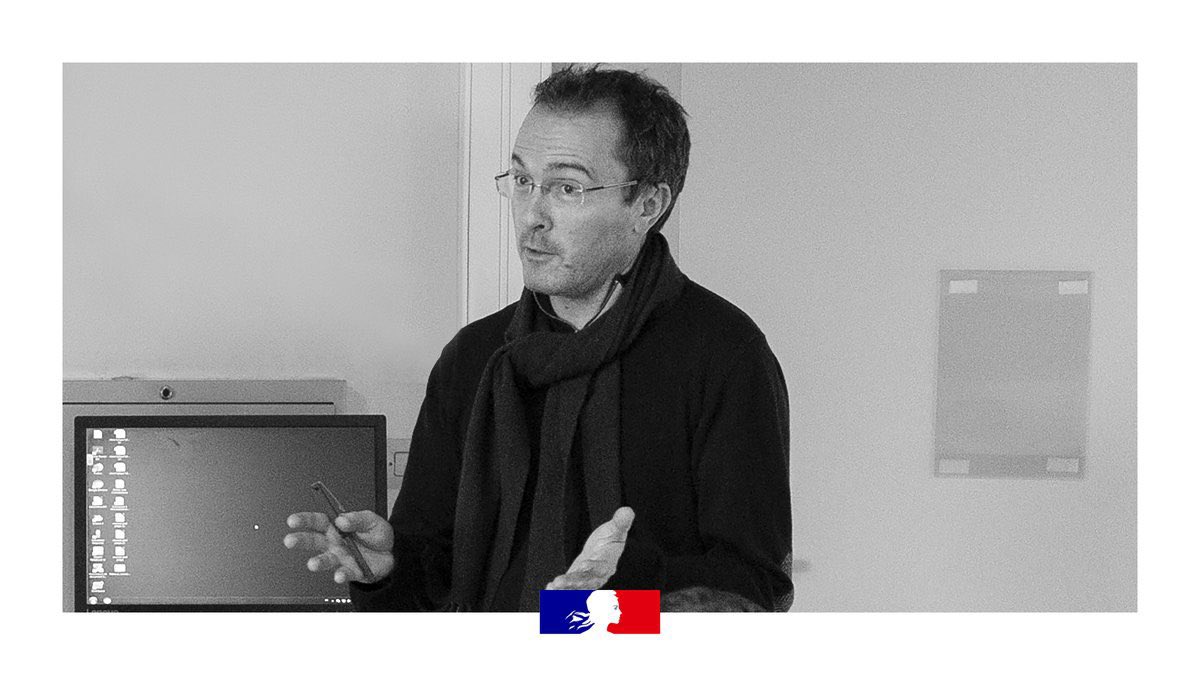 Hommage à Samuel Paty, professeur d’histoire-géographie et d’éducation morale et civique, assassiné le 16 octobre 2020 pour avoir enseigné et défendu les valeurs de la République dont la liberté d’expression.