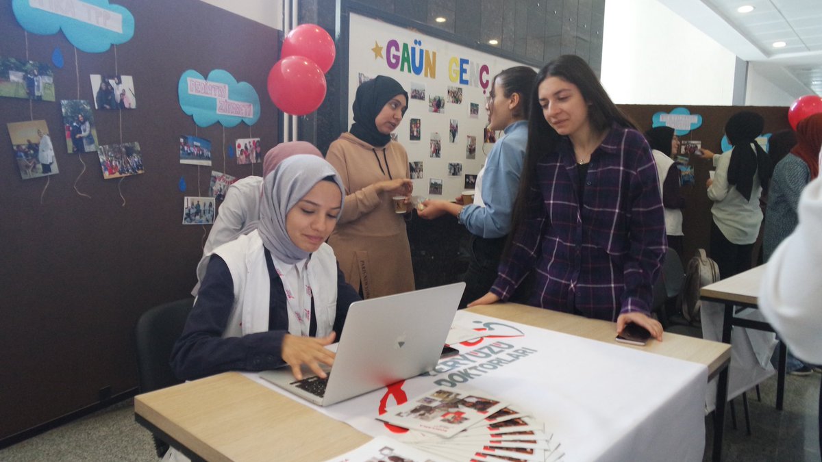 GaziantepGYYD's tweet photo. GAÜN Genç Yeryüzü Doktorları tanıtım standımızı öğrencilere açtık ve sunumumuzu gerçekleştirdik.🎊Topuluğumuza yeni katılan üyelerimizle birbirinden eğlenceli ve öğretici etkinlikler yapmak için sabırsızlanıyoruz.🤗🥳 GYYD Ailesi hızla büyümeye devam ediyor…💛 @GaziantepGYYD https://t.co/BOCKDG2IQD