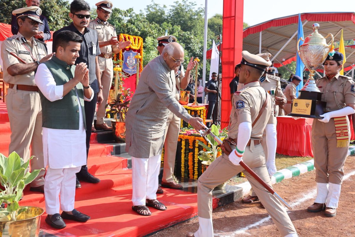 Bhupendrapbjp's tweet photo. ગુજરાત પોલીસ અકાદમીમાંથી સફળતાપૂર્વક તાલીમ પ્રાપ્ત કરી રાજ્ય પોલીસબેડામાં સેવારત થવા જઈ રહેલા પોલીસ ઇન્સ્પેક્ટર્સના દીક્ષાંત સમારોહમાં ઉપસ્થિત રહી પરેડ નિરીક્ષણ કર્યું અને તાલીમ દરમ્યાન ઉત્કૃષ્ટતા પ્રાપ્ત કરનાર ઓફિસરોને ટ્રોફી, પુરસ્કાર તથા સ્વોર્ડ ઓફ ઓનરથી સન્માનિત કર્યા. https://t.co/OutpXcJc8N