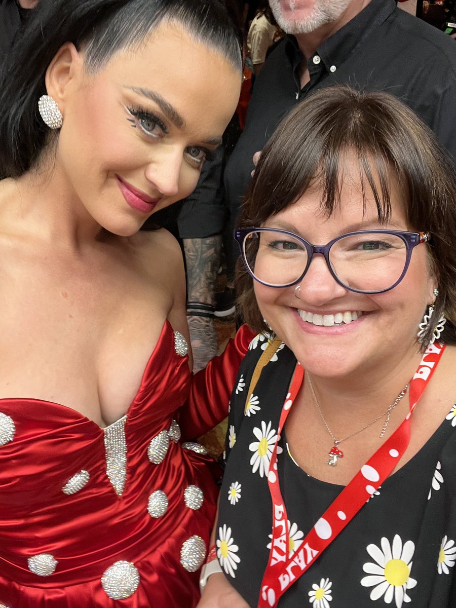 GrandmaKatycat's tweet photo. “Hi my Daisy Girl..”🌼
And the fact that I got THIS MOMENT with Katy during Firework .. I’m not crying…. https://t.co/PAHYWS0Hz4
