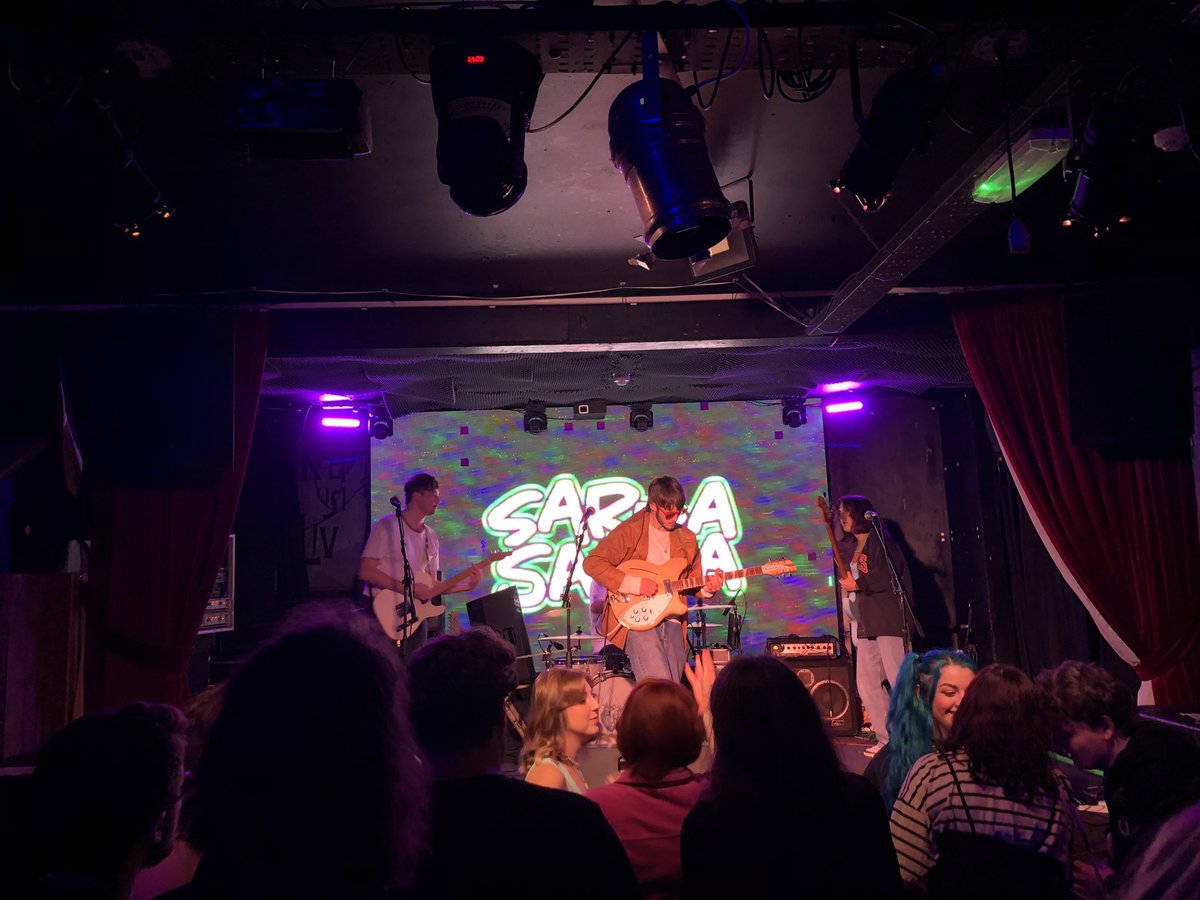 poppyster's tweet photo. @getintheshed94 crowd dancing along to the amazing sounding tunes of @SarpaSalpaMusic #topgig #livemusic #moveyourfeet #vibe 🎶💃🕺 https://t.co/Y5AxycaweE