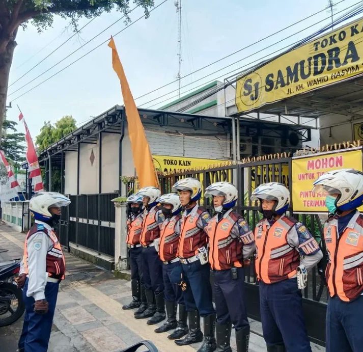 info__jombang's tweet photo. Minggu, 16 Oktobet 2022

Kegiatan pengamanan dalam rangka acara Car Free Day di Jl. KH. Wachid Hasyim Kabupaten Jombang https://t.co/8TsktmBPvu