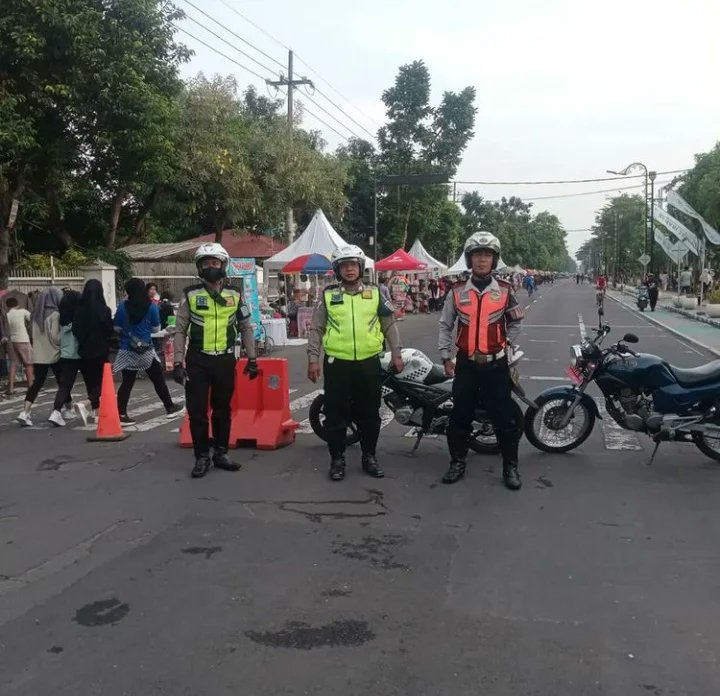 info__jombang's tweet photo. Minggu, 16 Oktobet 2022

Kegiatan pengamanan dalam rangka acara Car Free Day di Jl. KH. Wachid Hasyim Kabupaten Jombang https://t.co/8TsktmBPvu